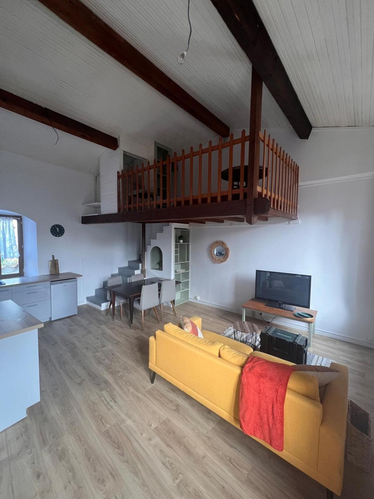 Studio With Mezzanine Prades  Kültér fotó